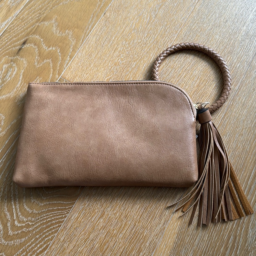 Clutch with ring handle.